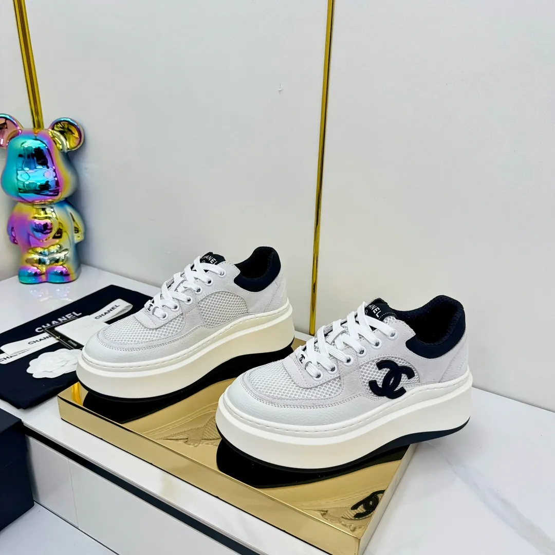 👟👟Ex-factory price 600👟👟 Upgraded version, upgraded version, upgraded version! No rebuttal accepted! ! ! ! Chanel Chanel panda shoes! 2025 counter's top casual sports shoes. This classic design; the upper is electro-embroidered with a variety of techniques; the outsole is fashionable and sporty; the unusual inclusion of a variety of color matching elements... The diversified mix and match is very good-looking and versatile, and can be used for leisure, fashion, sports, and outdoor... ꫛꫀꪝ Go➫ Materials: ❶Upper made of: original imported first-layer silk cowhide + original waterproof cloth + original first-layer cowhide ❷Inner lining: Original Yangli+Net ❸Outsole based on: Original TPU combination outsole Counter boutique packaging complete set for women 35–41 👉 👉 👉 👉 👉